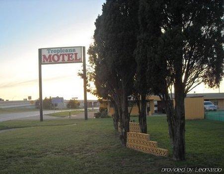 Tropicana Motel Bastrop Exterior photo
