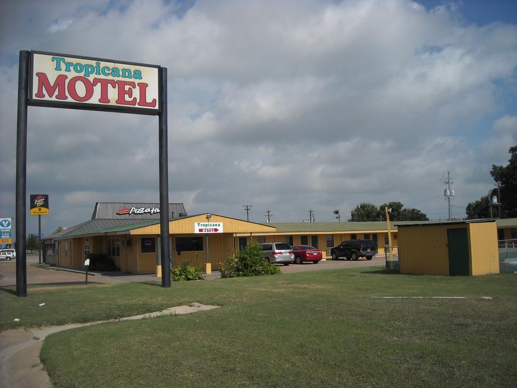 Tropicana Motel Bastrop Exterior photo