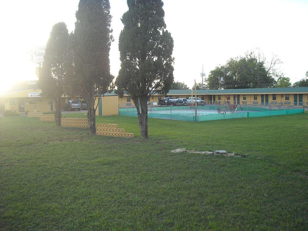Tropicana Motel Bastrop Exterior photo