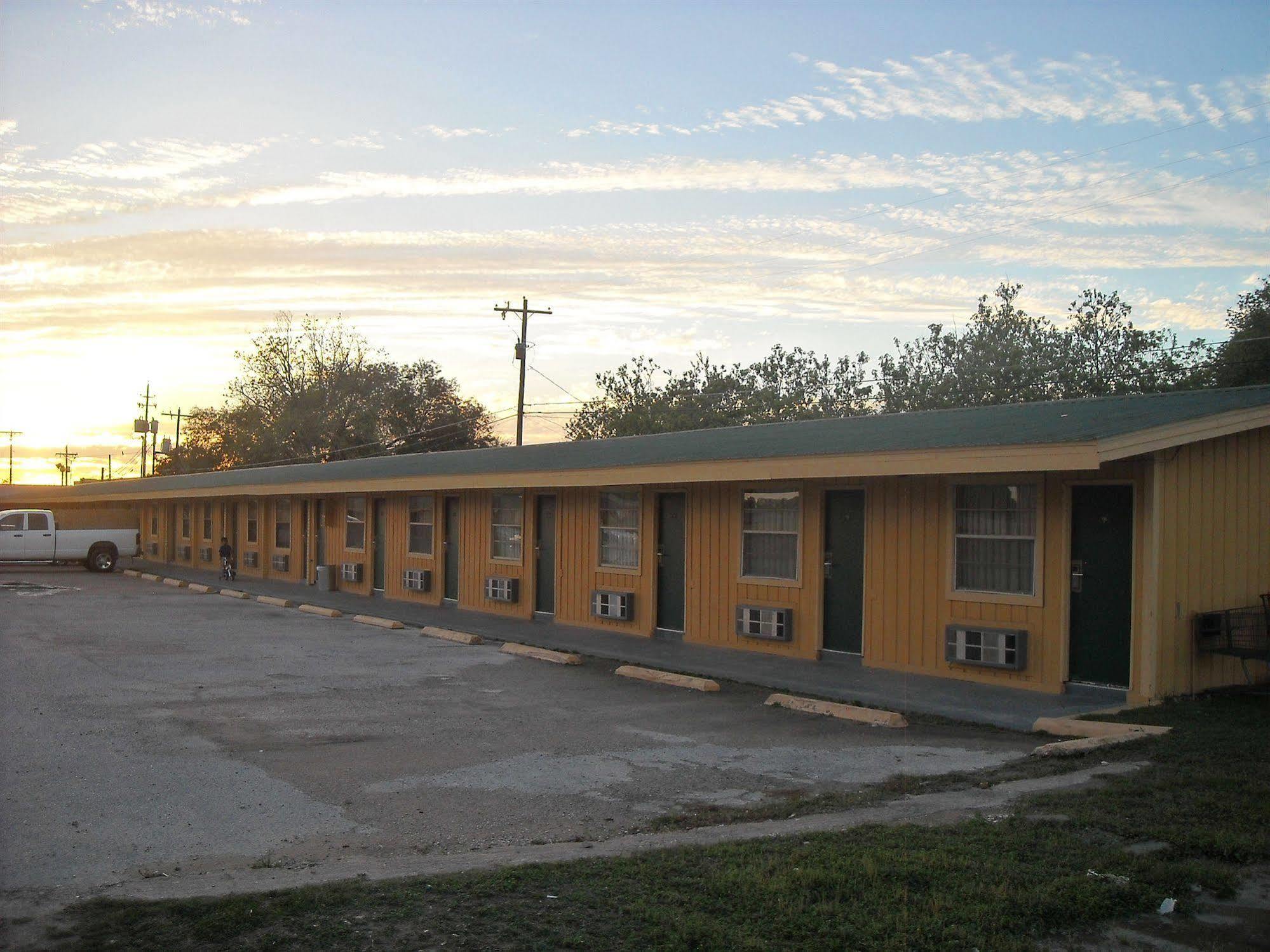 Tropicana Motel Bastrop Exterior photo