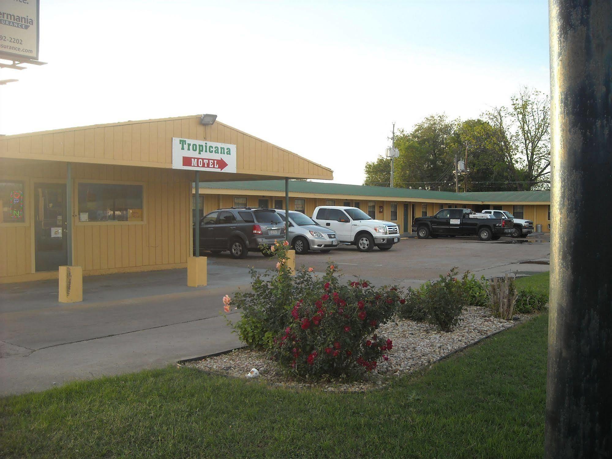 Tropicana Motel Bastrop Exterior photo